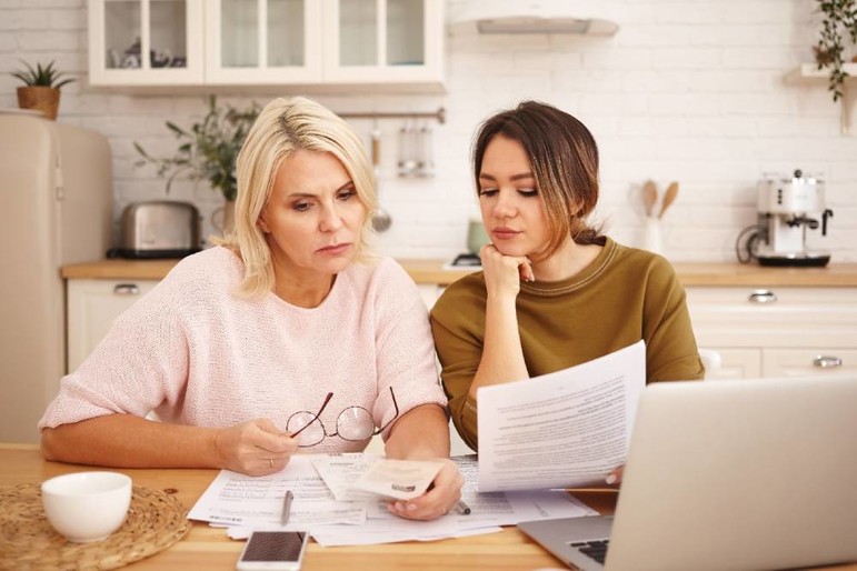 Como hacer legalmente transferencias entre familiares y como tributan